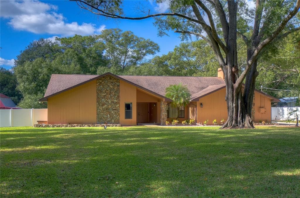 11206 HIDDEN VALLEY DRIVE TAMPA, FL 33618