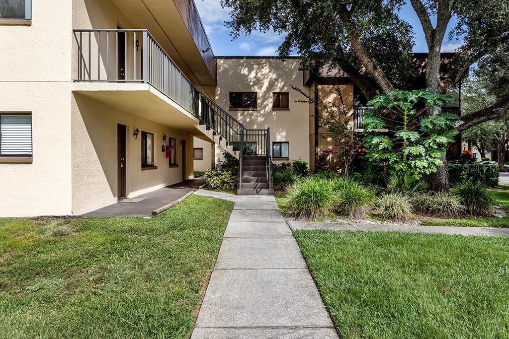 11802 RAINTREE LAKE LANE UNIT D TEMPLE TERRACE, FL 33617