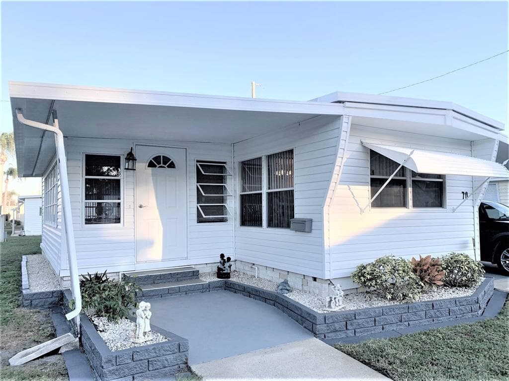 2000 E BAY DRIVE UNIT 70 LARGO, FL 33771