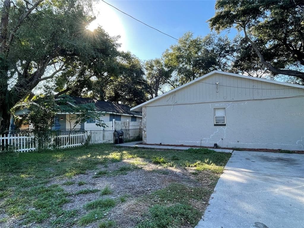 8206 N ELMER STREET UNIT B TAMPA, FL 33604