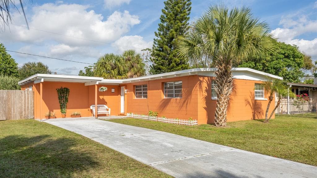 7520 PARADISE PLACE TAMPA, FL 33619