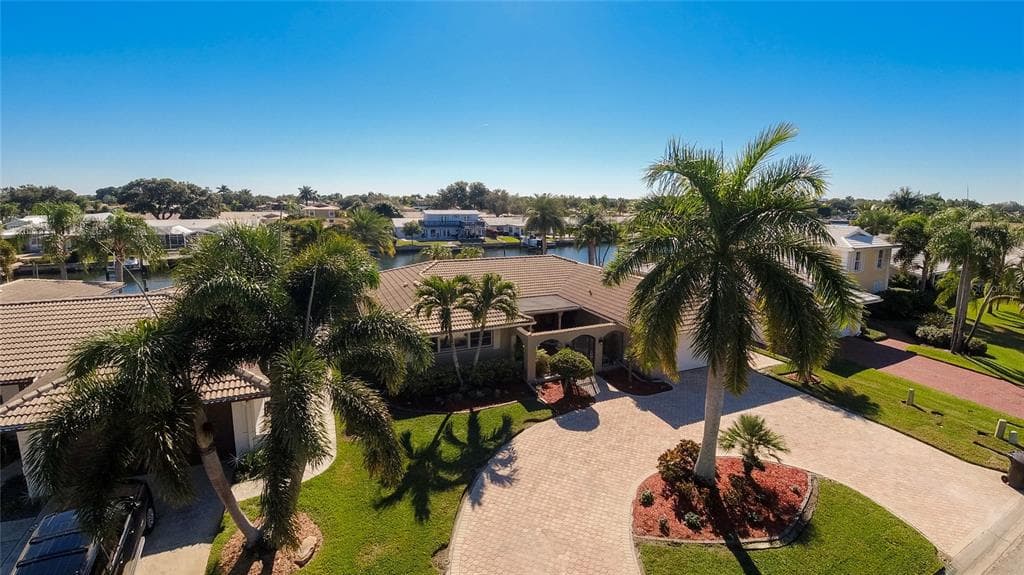 2044 MICHIGAN AVENUE NE ST PETERSBURG, FL 33703