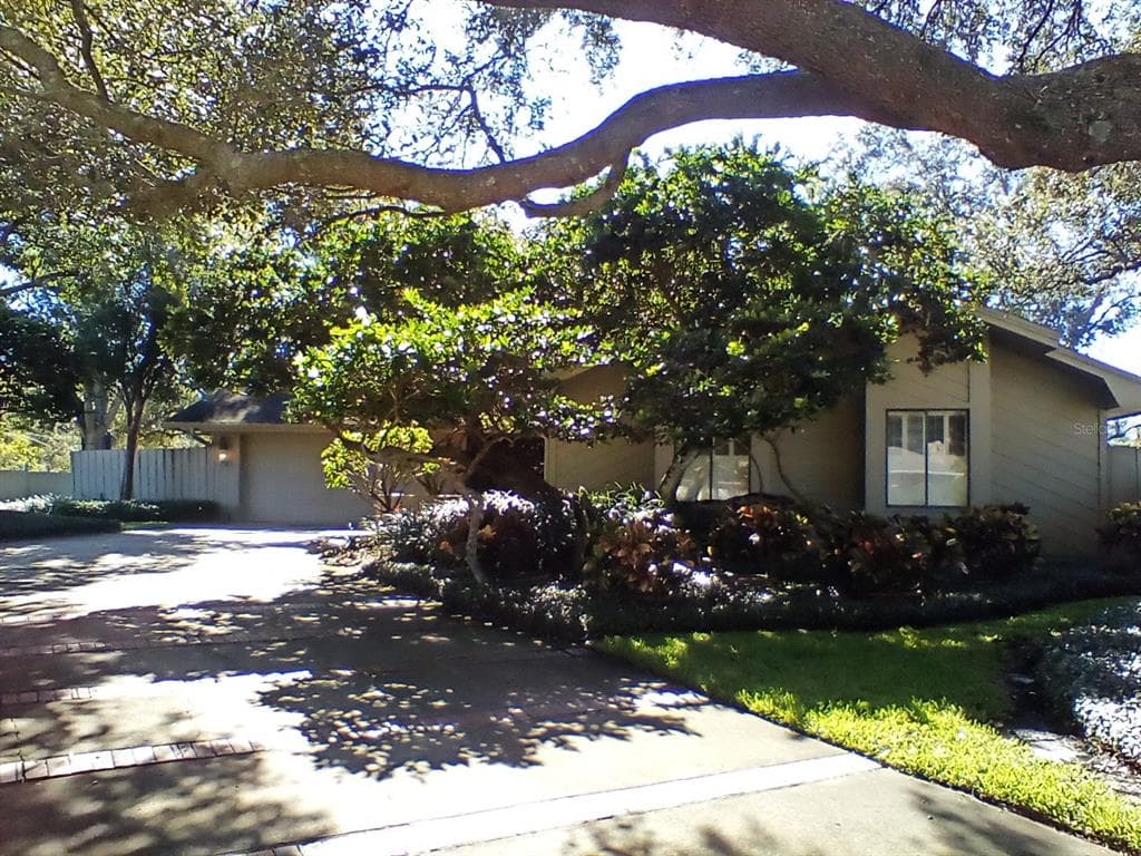 400 RIVIERA BAY DRIVE NE