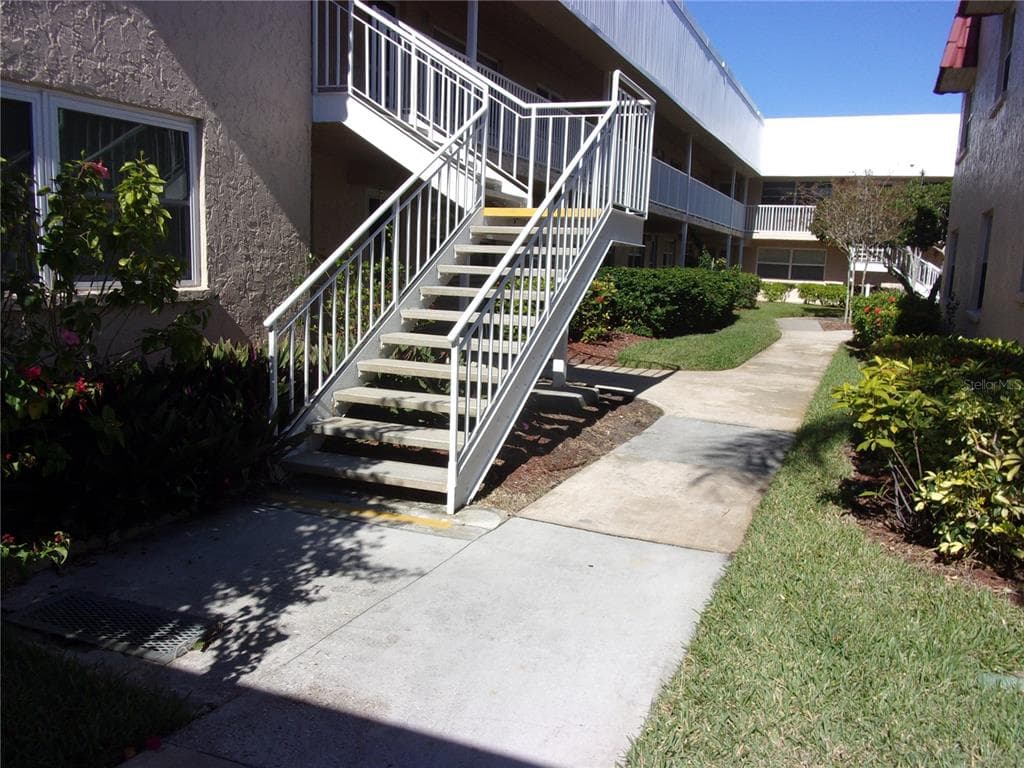10032 65TH AVENUE N UNIT 11 ST PETERSBURG, FL 33708