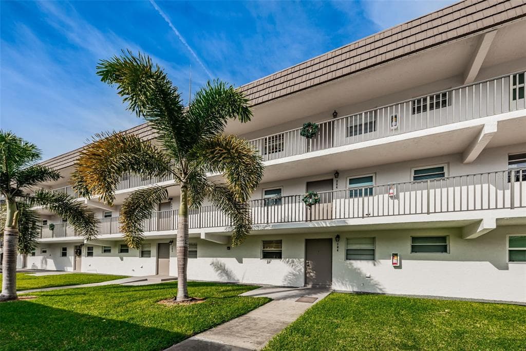9815 47TH AVENUE N UNIT 304 ST PETERSBURG, FL 33708