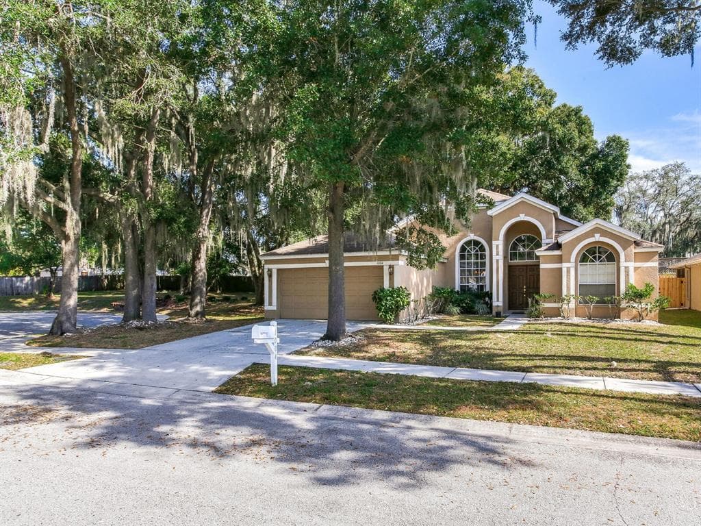 1004 ENGLISH BLUFFS COURT