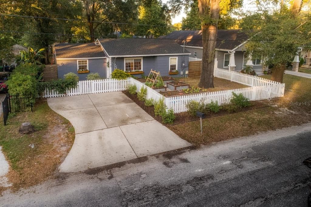 1304 E KNOLLWOOD STREET TAMPA, FL 33604