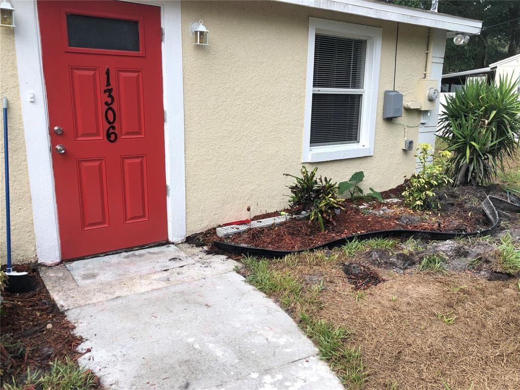 1306 W HAMILTON AVENUE TAMPA, FL 33604