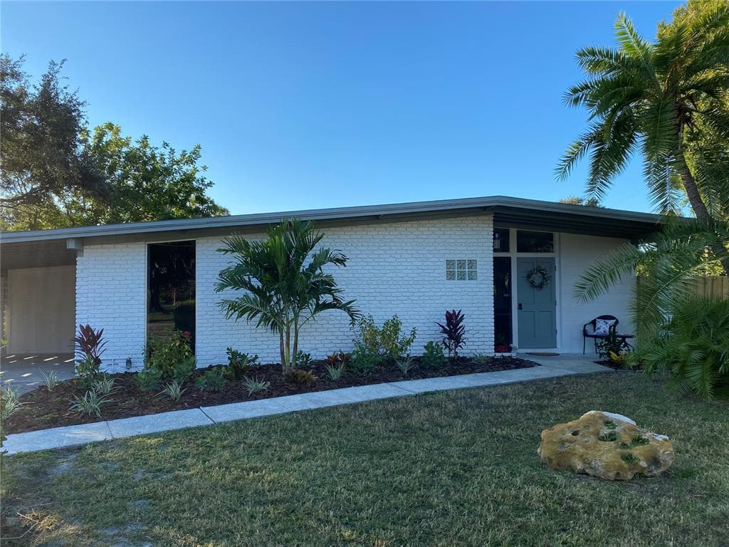 1590 DELAWARE AVENUE NE ST PETERSBURG, FL 33703