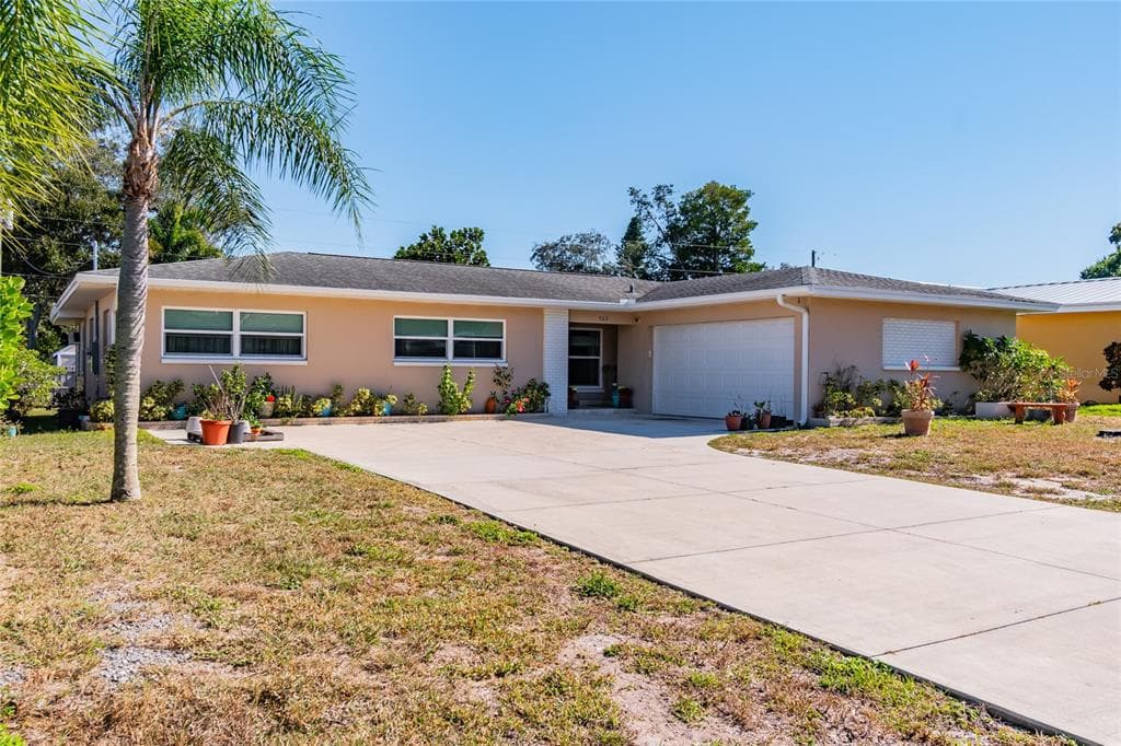 563 EASTVIEW ROAD LARGO, FL 33770
