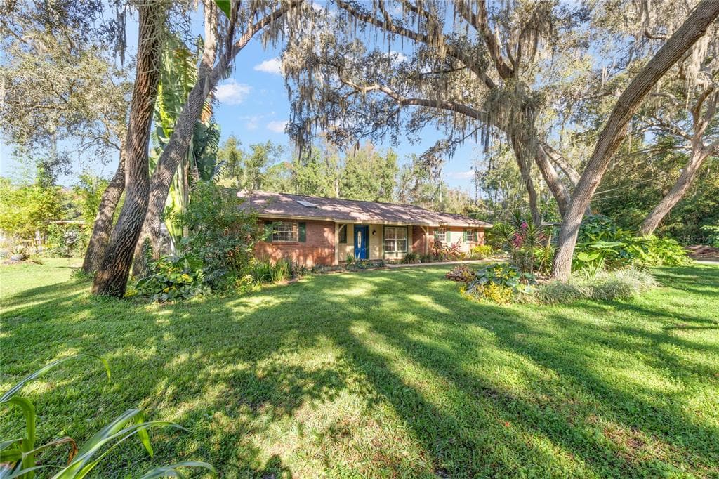 917 LAKE CHARLES CIRCLE LUTZ, FL 33548