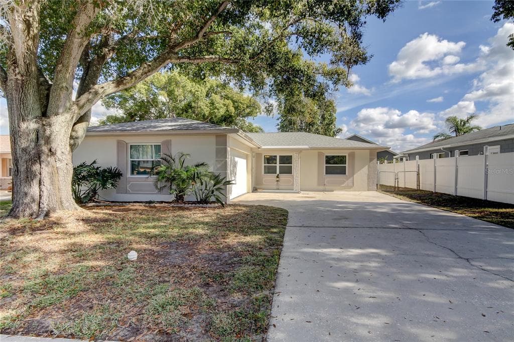 1511 CROMWELL DRIVE TARPON SPRINGS, FL 34689