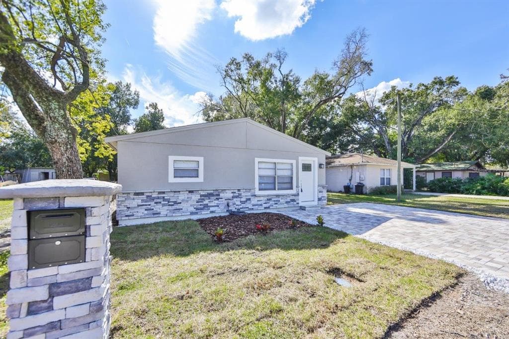 1605 BOWMAN AVENUE PLANT CITY, FL 33563