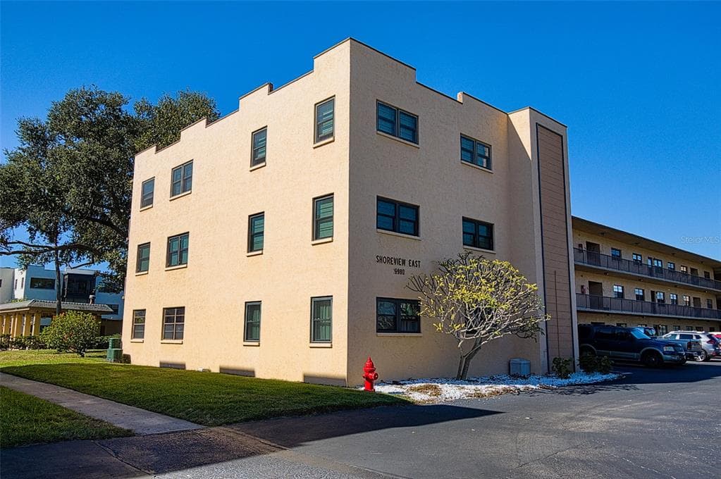 5980 TERRACE PARK DR N UNIT 305 ST PETERSBURG, FL 33709
