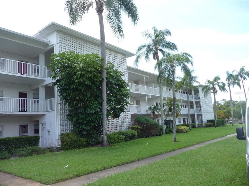 5150 10TH AVENUE N UNIT 305 ST PETERSBURG, FL 33710