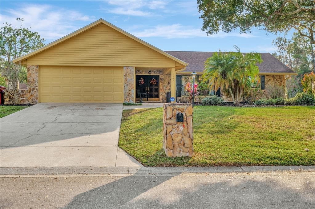 1903 PADDOCK DRIVE PLANT CITY, FL 33566