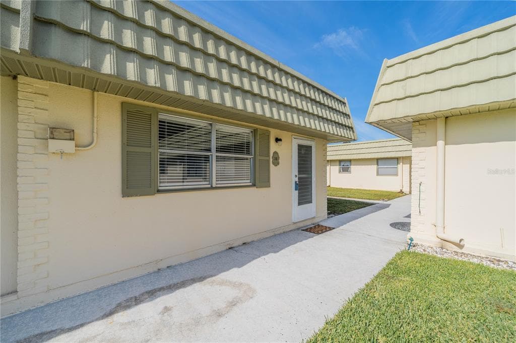 102 CAMBRIDGE TRAIL UNIT 218 SUN CITY CENTER, FL 33573