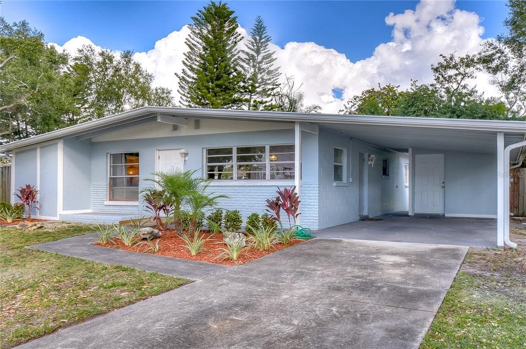 4331 WALLACE CIRCLE TAMPA, FL 33611