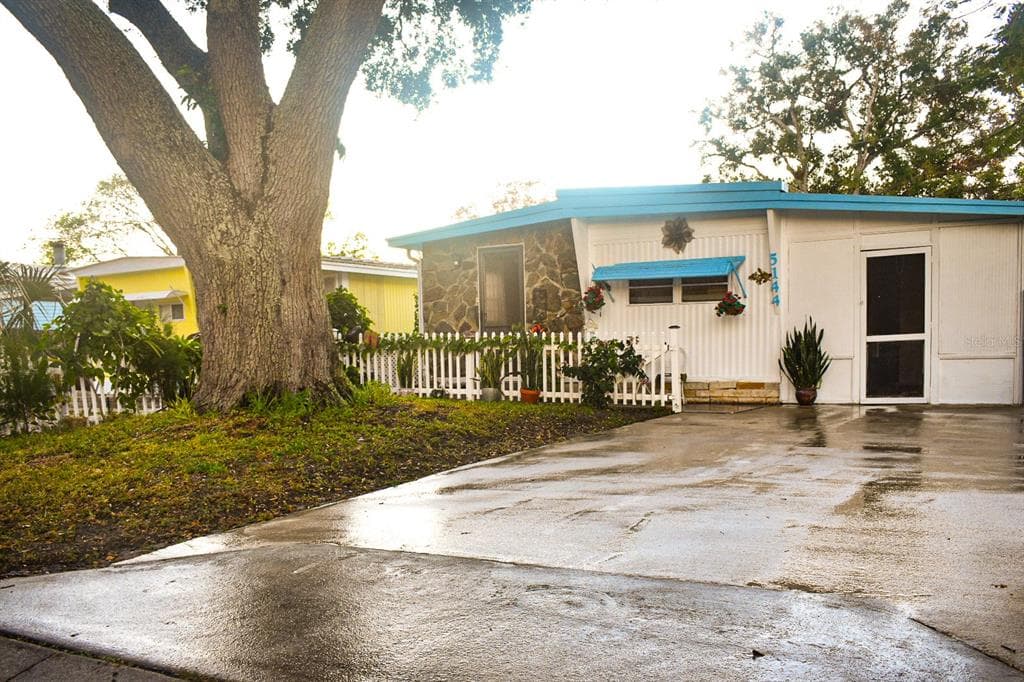 5144 YELLOW PINE STREET N ST PETERSBURG, FL 33709