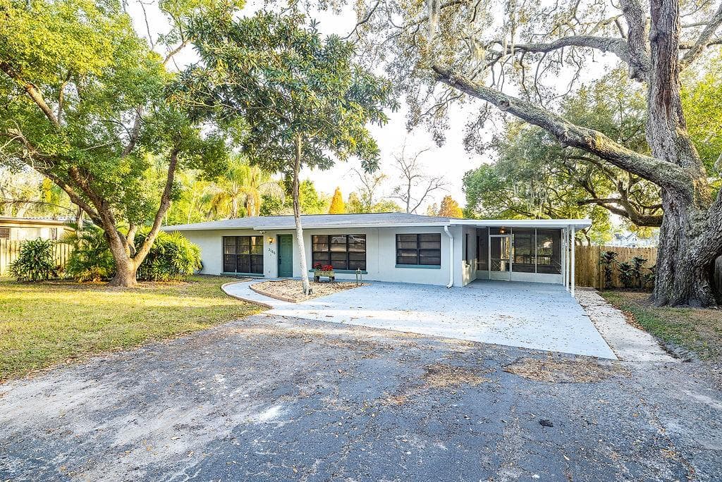 2106 SEAMAN ROAD TAMPA, FL 33612