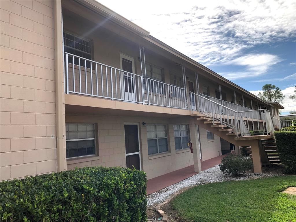 1100 E CAROLINE STREET UNIT 208 TAVARES, FL 32778