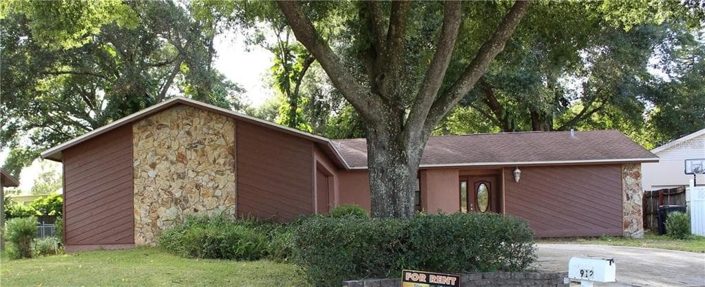 912 TARAWOOD LANE