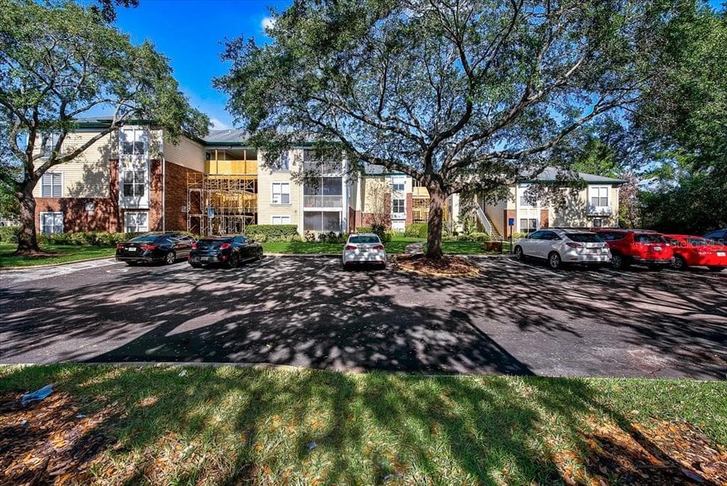 4107 CHATHAM OAK COURT UNIT 323 TAMPA, FL 33624