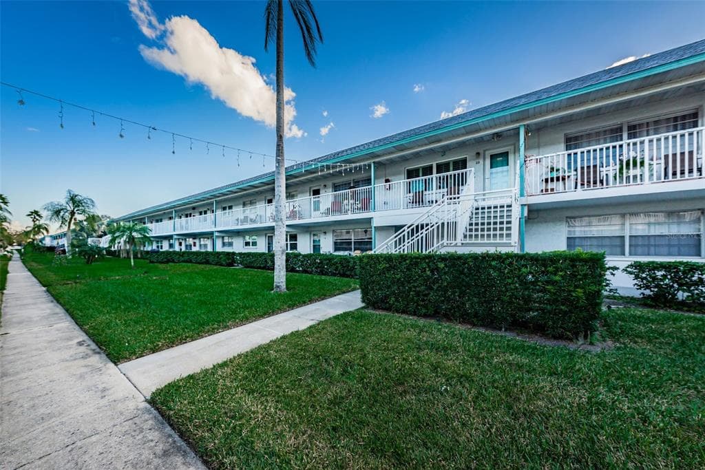 5227 81ST LANE N UNIT 20 ST PETERSBURG, FL 33709