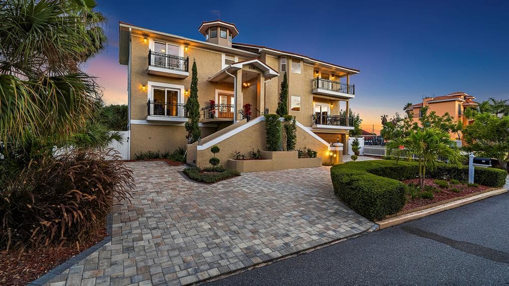 289 8TH AVENUE N
