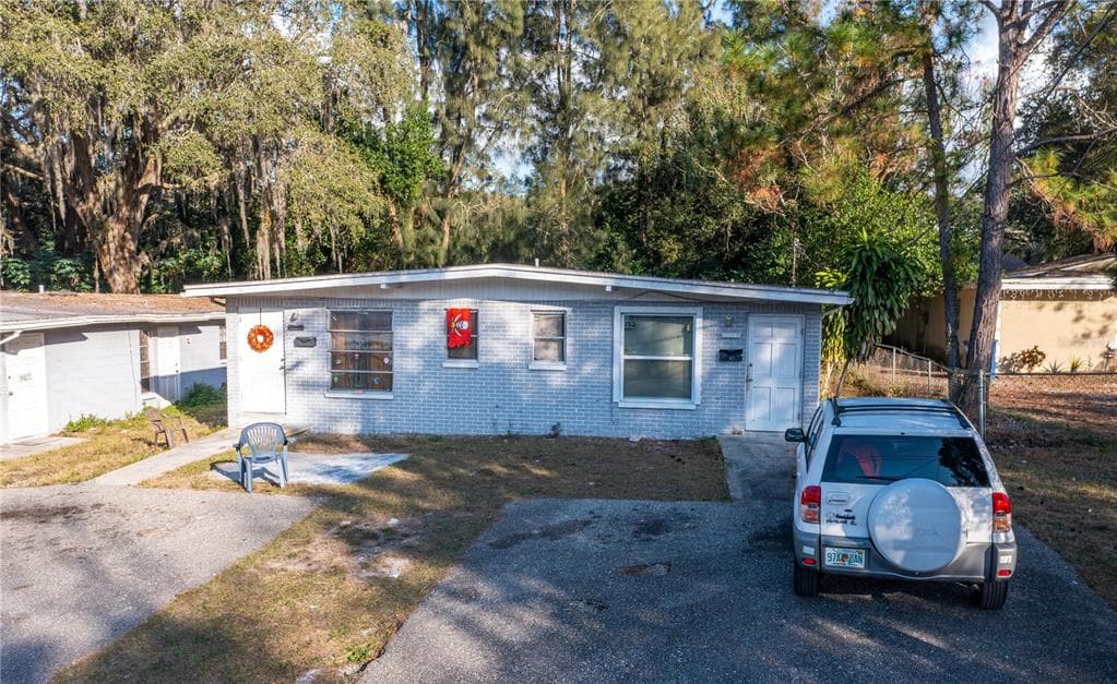 8707 N MANDARINE PLACE TAMPA, FL 33617