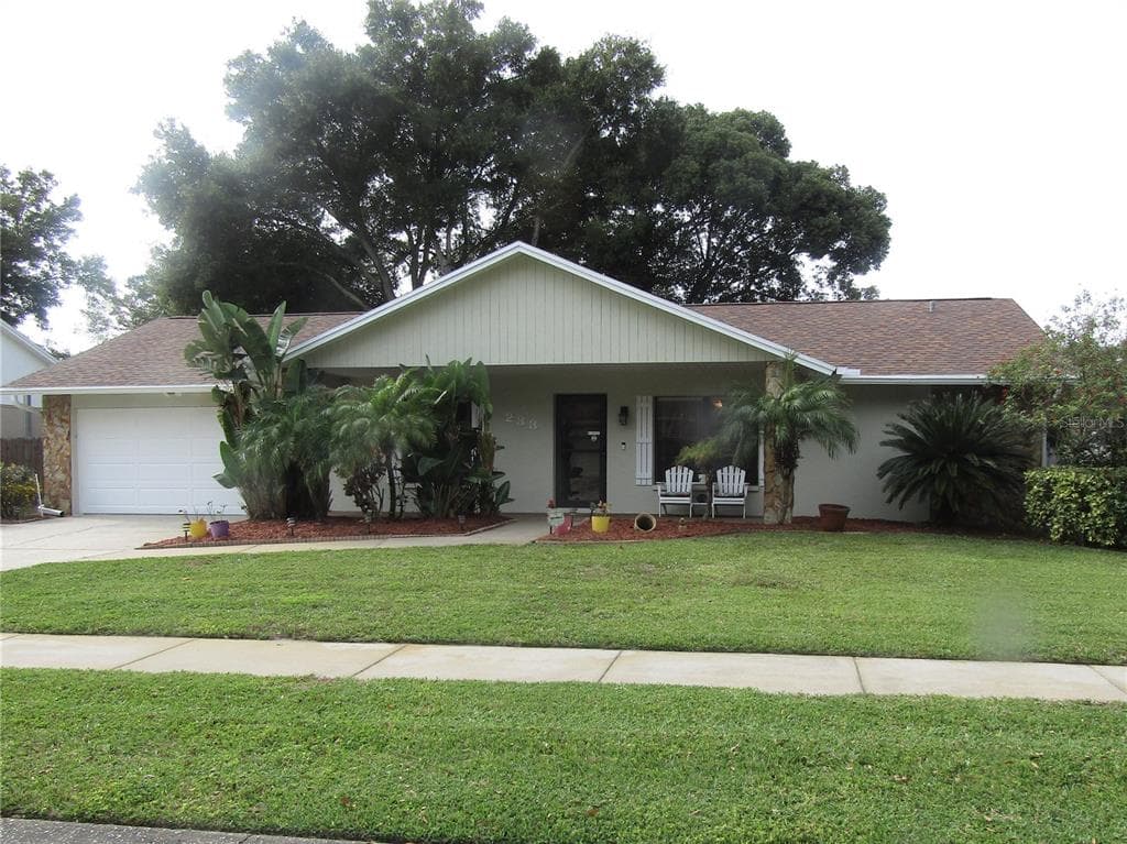 233 FOXCROFT DRIVE W
