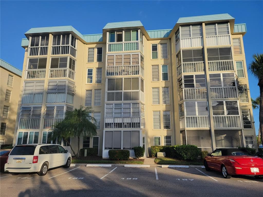 4910 38TH WAY S UNIT 211 ST PETERSBURG, FL 33711