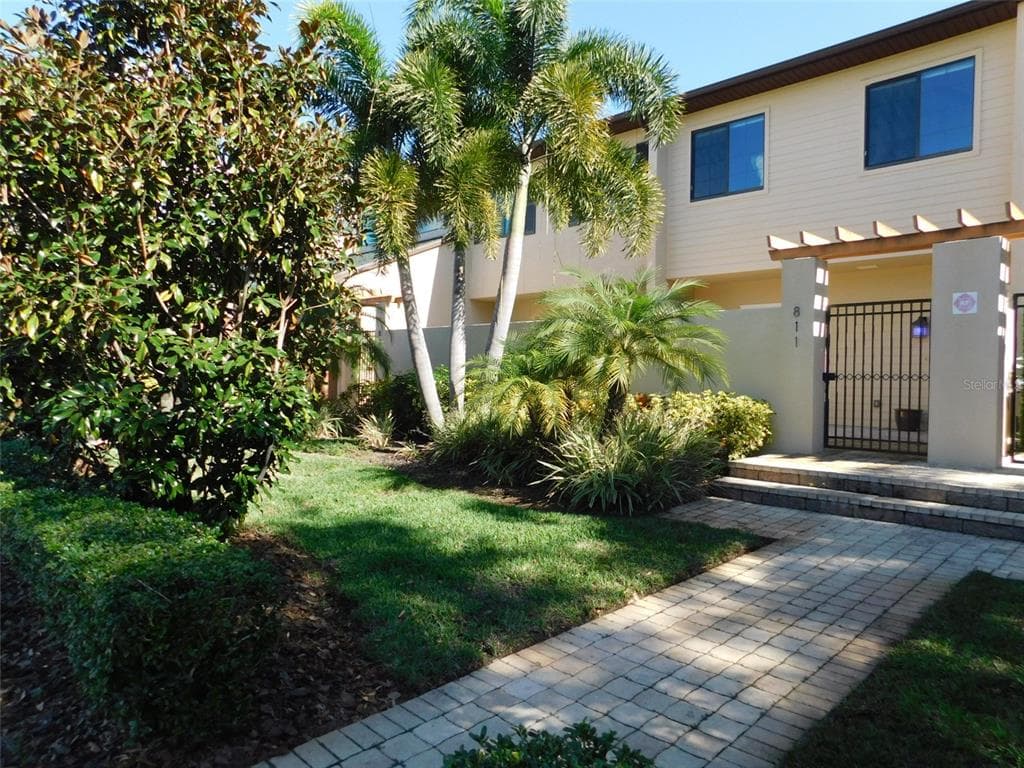 811 HIGHLAND STREET N ST PETERSBURG, FL 33701