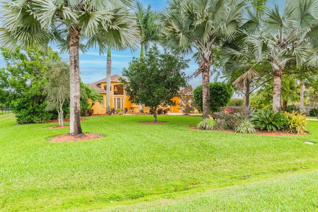 2137 KINGSDOWN DRIVE SARASOTA, FL 34240