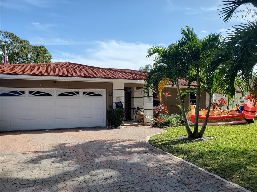 5875 BAY LAKE DRIVE S ST PETERSBURG, FL 33708