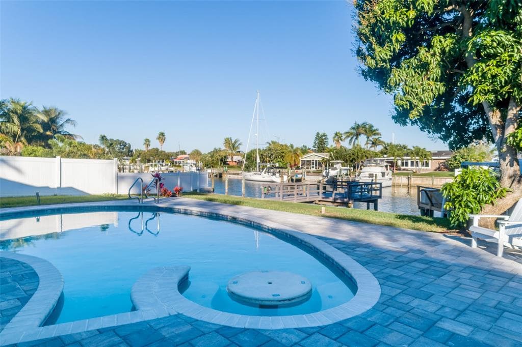4564 39TH STREET S ST PETERSBURG, FL 33711