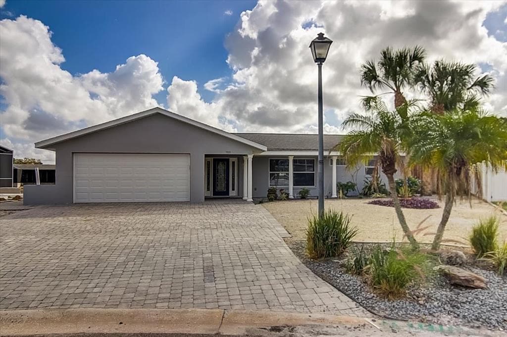 900 SILVER PALM WAY APOLLO BEACH, FL 33572