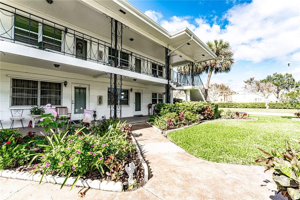 138 36TH AVENUE N UNIT 109 W ST PETERSBURG, FL 33704