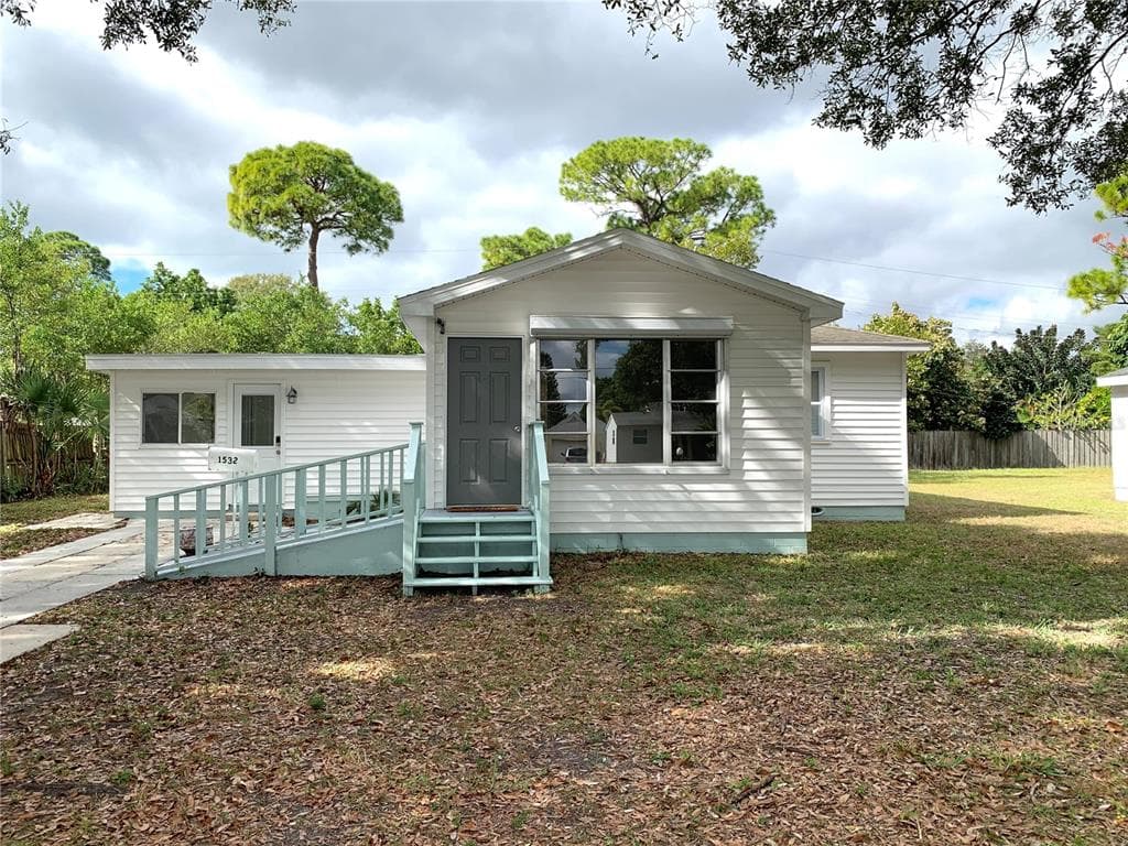 1532 ESSEX DRIVE N ST PETERSBURG, FL 33710