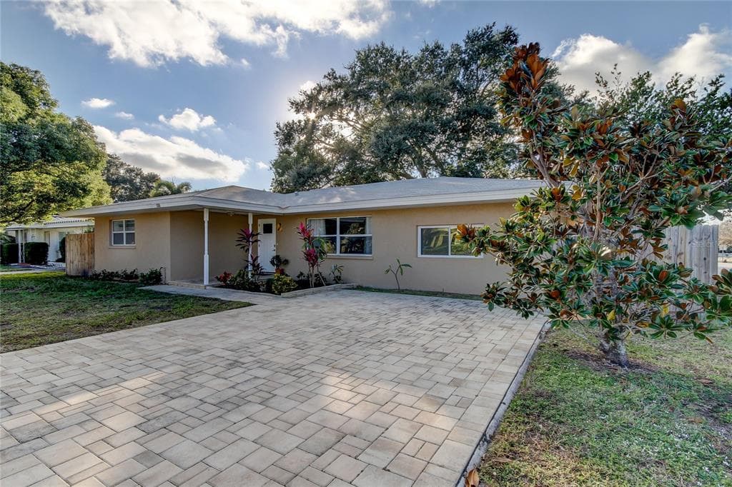 1660 SAN HELEN DRIVE DUNEDIN, FL 34698