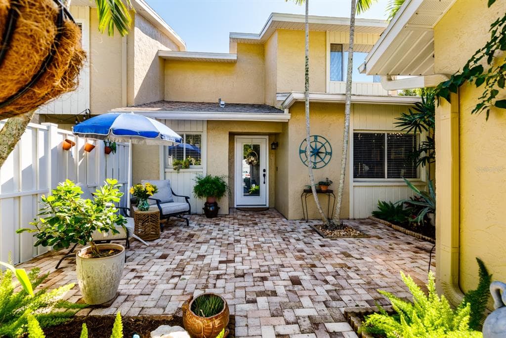 6485 CAPE SABLE WAY NE UNIT 5 ST PETERSBURG, FL 33702