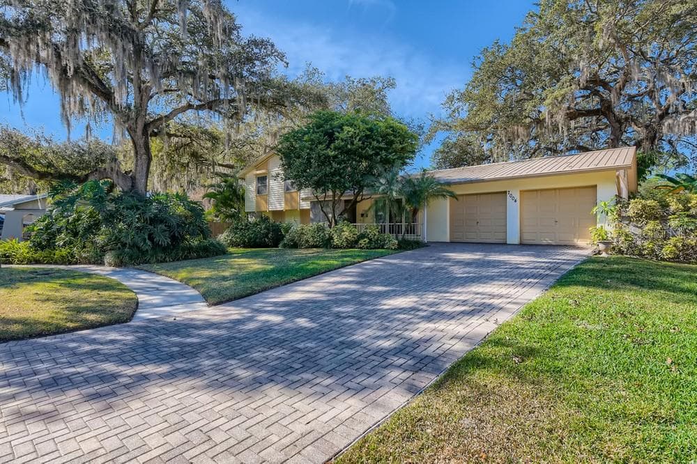 7004 GATEWAY COURT TAMPA, FL 33615
