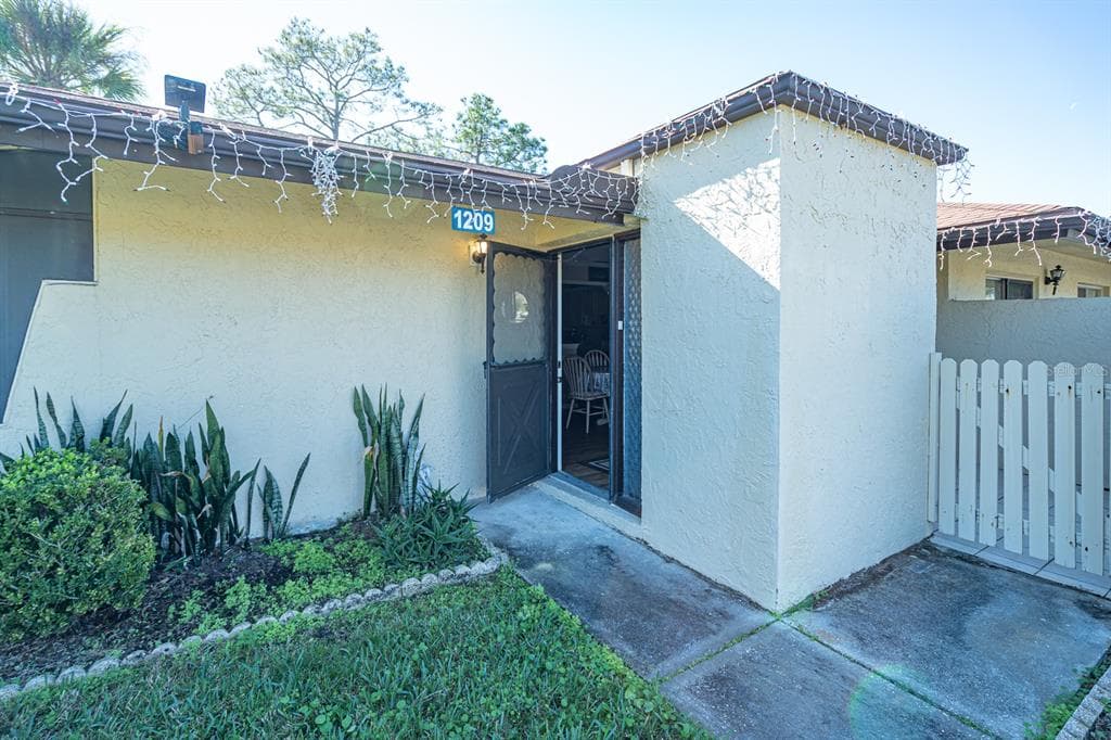 1209 11TH CIRCLE SE UNIT 129 LARGO, FL 33771