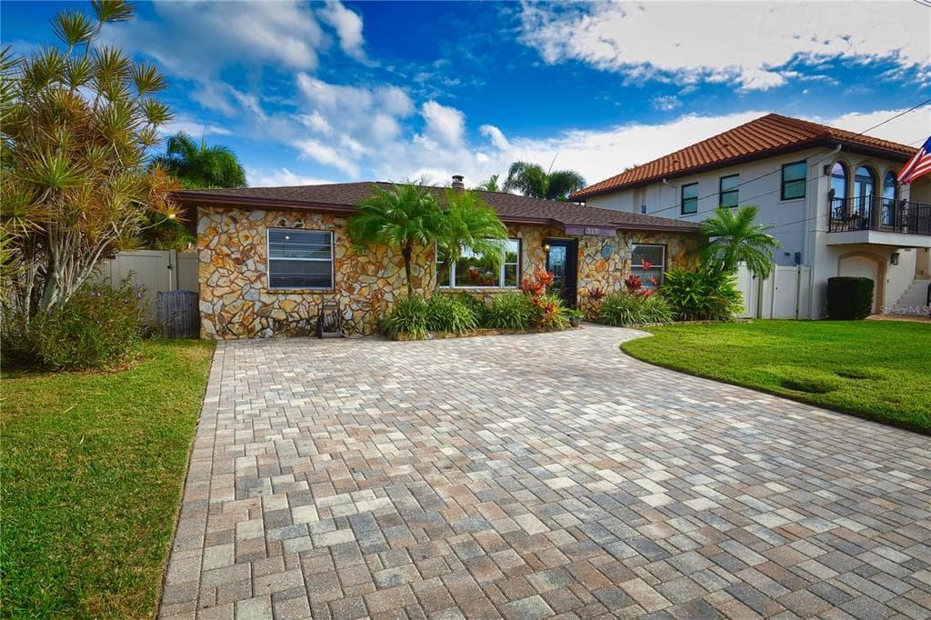 717 SUNSET COVE MADEIRA BEACH, FL 33708