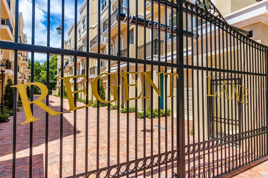 409 REGENT LANE N ST PETERSBURG, FL 33701
