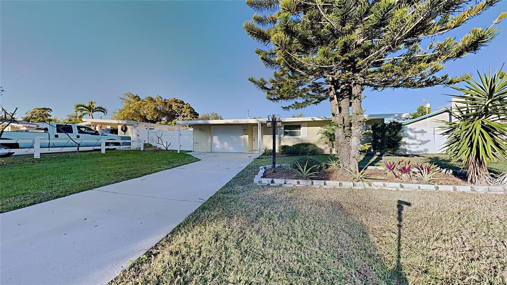 8449 HOLLYHOCK AVENUE SEMINOLE, FL 33777