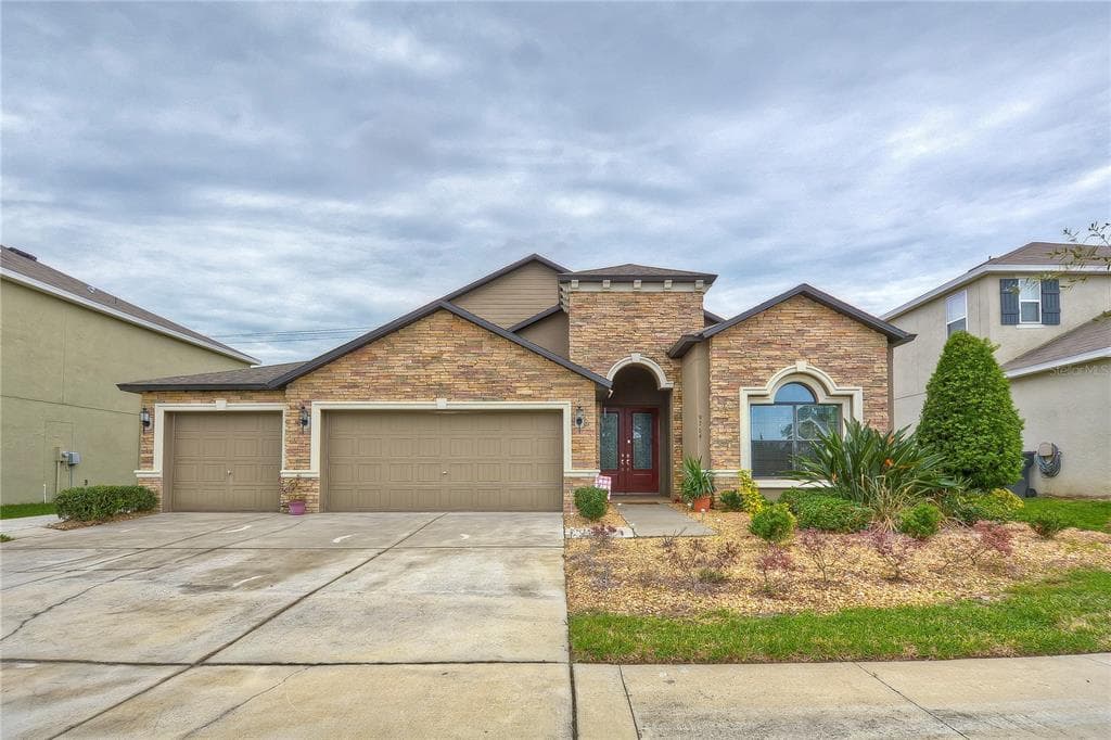 9764 TRONCAIS CIRCLE THONOTOSASSA, FL 33592