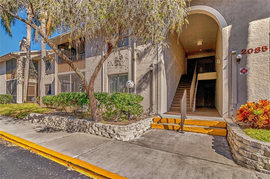 2085 HUNTER'S GLEN DRIVE UNIT 211 DUNEDIN, FL 34698