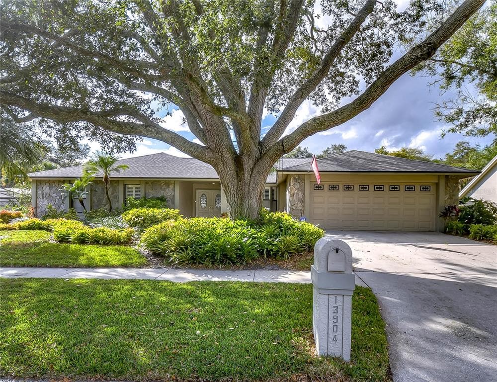 13904 OBERLIN MANOR WAY TAMPA, FL 33613