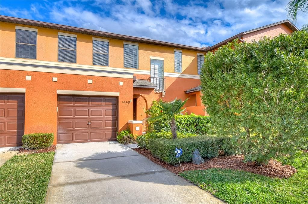 1034 TULLAMORE DRIVE WESLEY CHAPEL, FL 33543